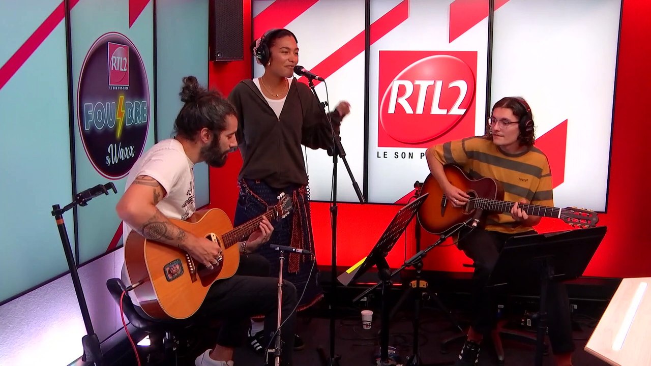 Olivia Dean et Waxx interprètent "Dive" en live dans Foudre Vidéo