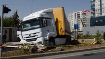 Mardin'de polis ekipleri tarafından durdurulmak istenen TIR refüje çıktı