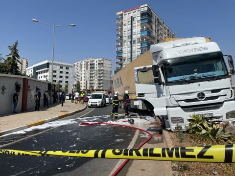Sürücüsü 'dur' ihtarına uymayınca lastiklerine ateş edilen TIR, refüje çıktı