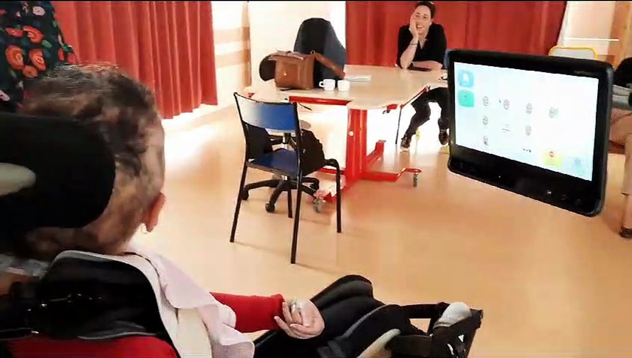 Des jeunes polyhandicapés à Bois-Guillaume communiquent grâce à des commandes oculaires