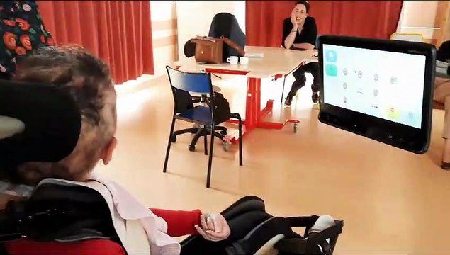 Des jeunes polyhandicapés à Bois-Guillaume communiquent grâce à des commandes oculaires
