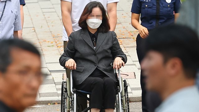 '자녀 입시비리' 정경심, 가석방 출소...휠체어 타고 구치소 나와 / YTN