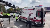 Vatan Caddesi'nde ambulans devrildi: Yaralılar var...