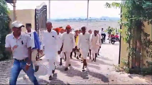 कनिष्ठ लिपिक के स्थानांतरण को रोकने के लिए सरपंच ने खोला मोर्चा, एसडीएम को सौंपा ज्ञापन