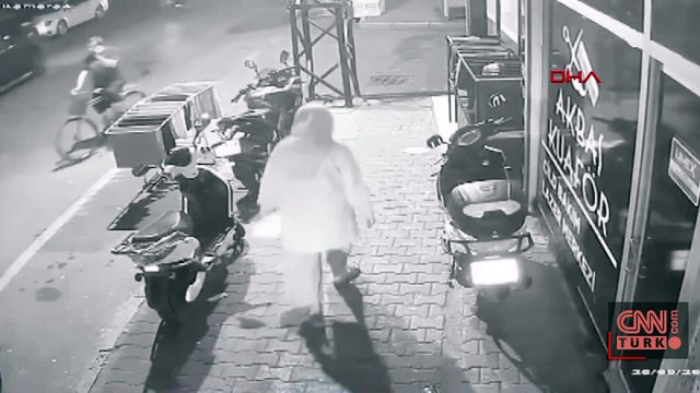 Bisikletten düştü, cep telefonuyla konuşmaya devam etti