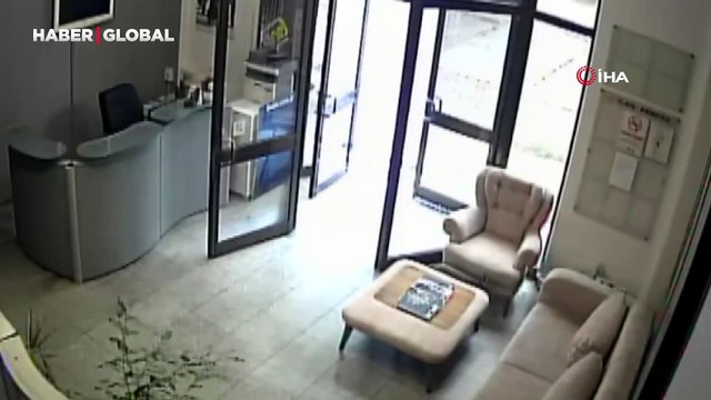 Televizyon binasına giren tilki ortalığı birbirine kattı...O anlar kamerada