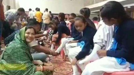 नर्मदापुरम: शहर के सैकड़ों स्कूली बच्चों को मिले उपहार, चेहरे पर आई खुशी