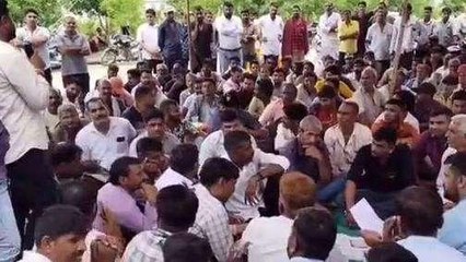 उदयपुर: ठेकेदार के तानाशाही रवैये से ग्रामीण परेशान, धरने पर बैठे, देखें ये VIDEO