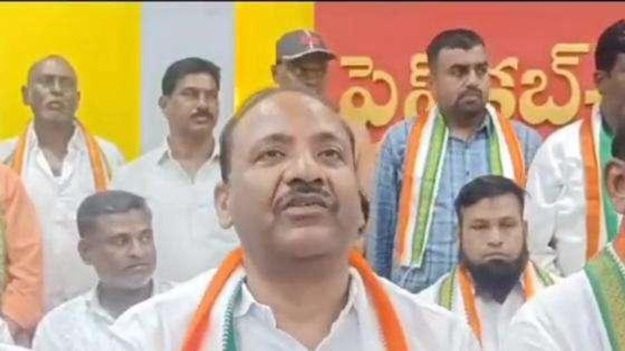 సిరిసిల్ల: కరపత్రాలను ఆవిష్కరించిన నాయకులు