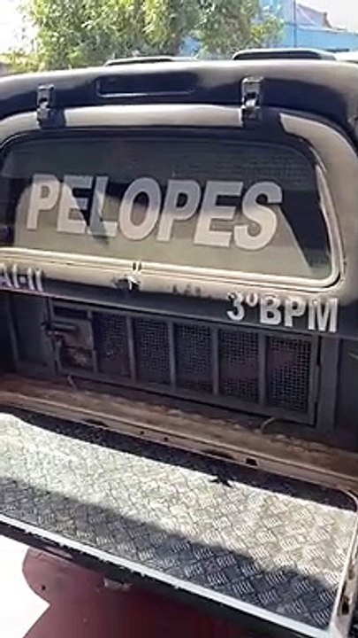 Vídeos gravados pelos militares mostram o suspeito muito agressivo, chutando a viatura, e gritando com os PMs