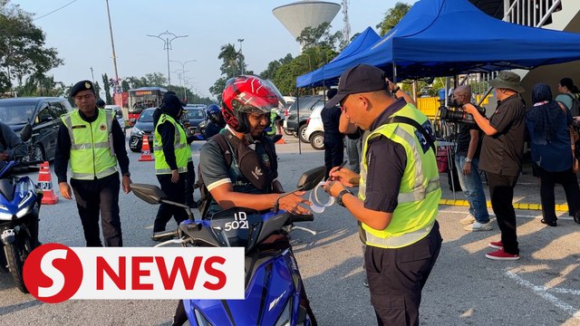 Johor JPJ cracks down on food delivery riders without licence, road tax