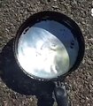 Cantor frita ovo no asfalto em meio a onda de calor