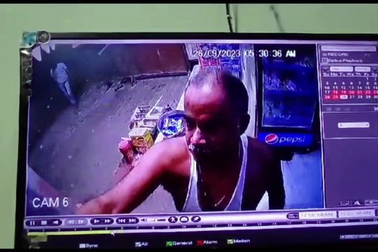 Video: बेखौफ बदमाशों ने पहले आँखों में झोंकी मिर्च, फिर छीन ली चेन, देखें वीडियो