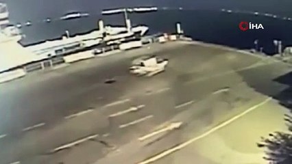 Feribotu denk getiremeyen sürücü denize uçtu!