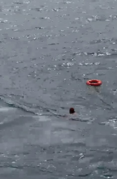 Kadıköy-Eminönü seferinde denize düşen kişi kurtarıldı