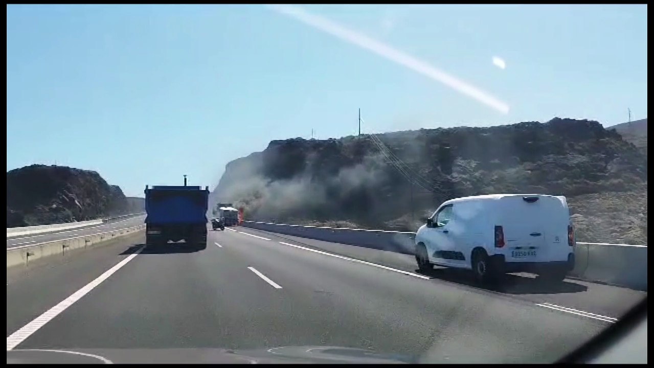 Kilométricas colas por el incendio de un camión en la autopista TF-1