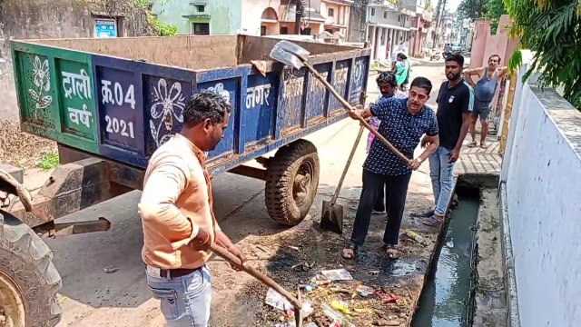 video story- चार दिन से नहीं उठ रहा था कचरा, पार्षद ने बेल्चा लेकर खुद की सफाई