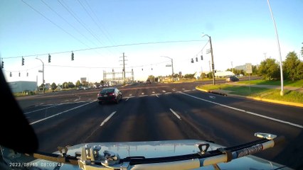 Nissan Runs Into Jeep Wrangler Running a Red Light