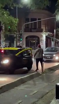 Pánico y locura en Palermo: la brutal pelea entre dos taxistas que terminó con un motociclista herido y un tachero casi linchado