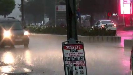 Bozüyük'te gök gürültülü sağanak yağış hayatı olumsuz etkiledi