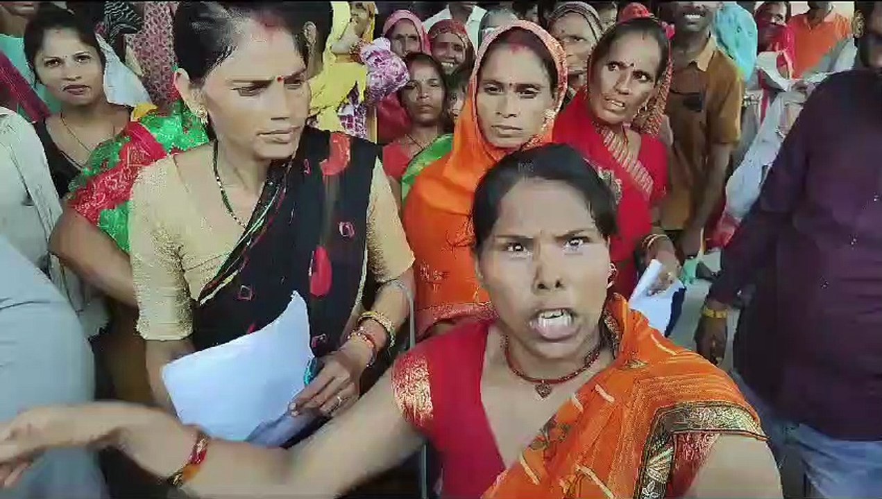महिलाओं को आक्रोशित देख कर्मचारी सीट छोडकऱ भागे, बुलानी पड़ी पुलिस
