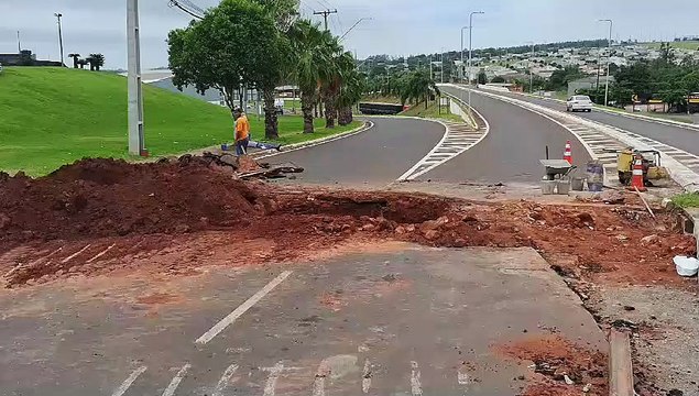 Rompimento em tubulação causa interdição na entrada de Umuarama pela Av. Tiradentes