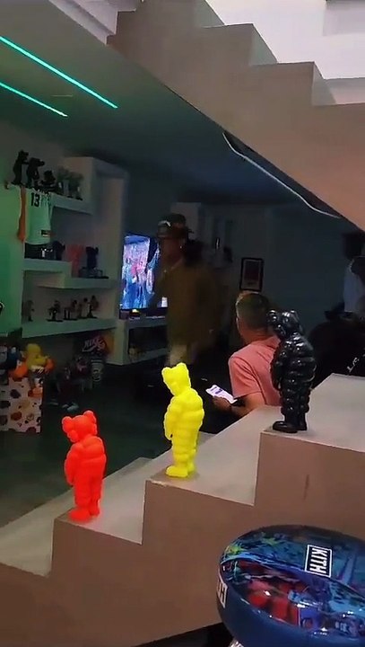 Ozuna rompe su televisor.