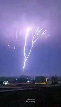 Mekke'de geceyi şimşekler aydınlattı! Kraliyet Saat Kulesi'ne yıldırım düştü