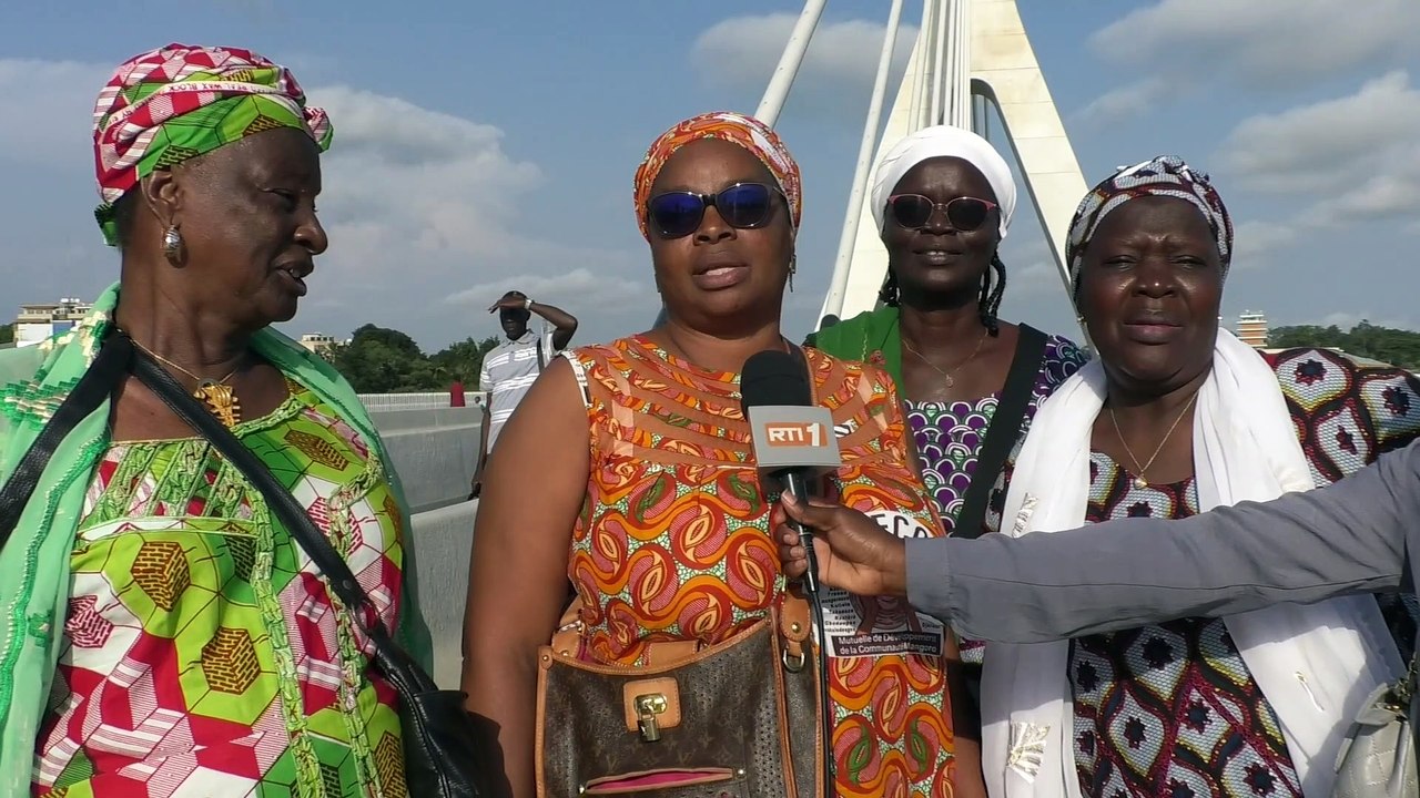 Les ivoiriens ont profité de ce jour férié pour découvrir le pont Alassane OUATTARA et contempler l’ouvrage de plus près.