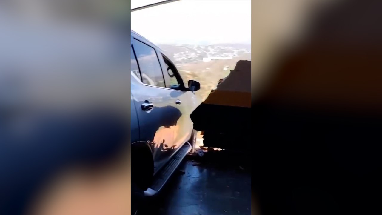 Carro de luxo bate em parede e fica pendurado e...