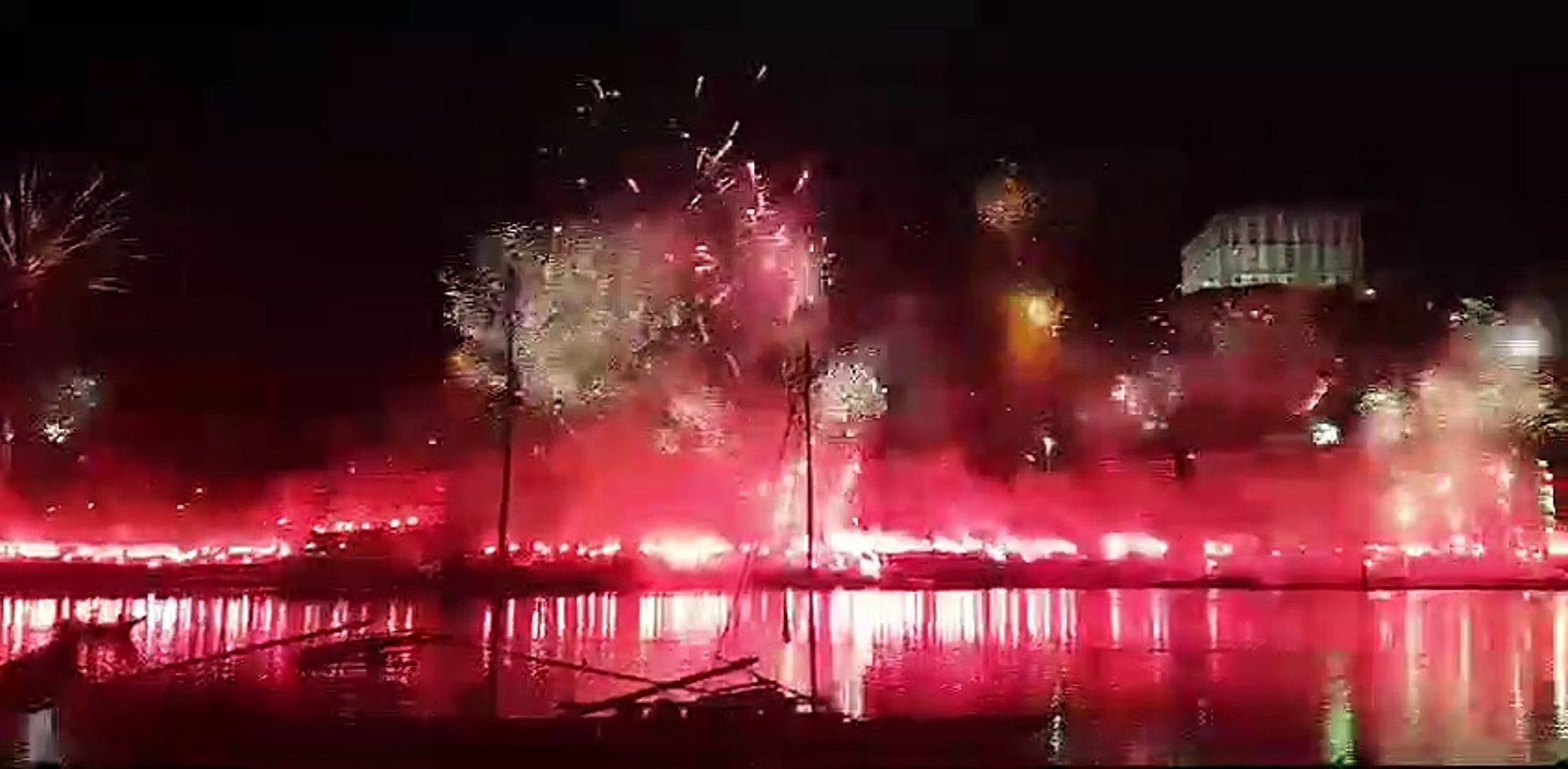 Fogo-de-artifício na Ribeira para festejar aniversário do FC Porto