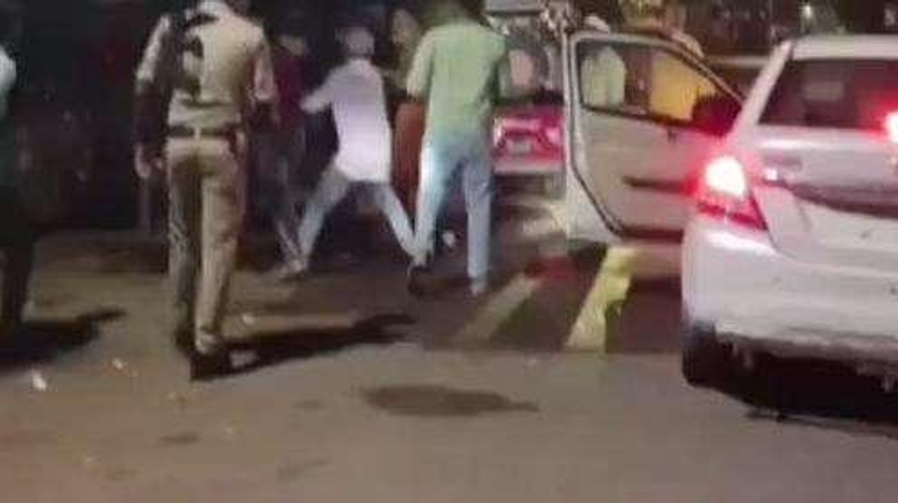 प्रतापगढ़: बेख़ौफ़ दबंगों ने की दुकानदार की पिटाई, दरोगा समेत 3 पुलिसकर्मी निलंबित