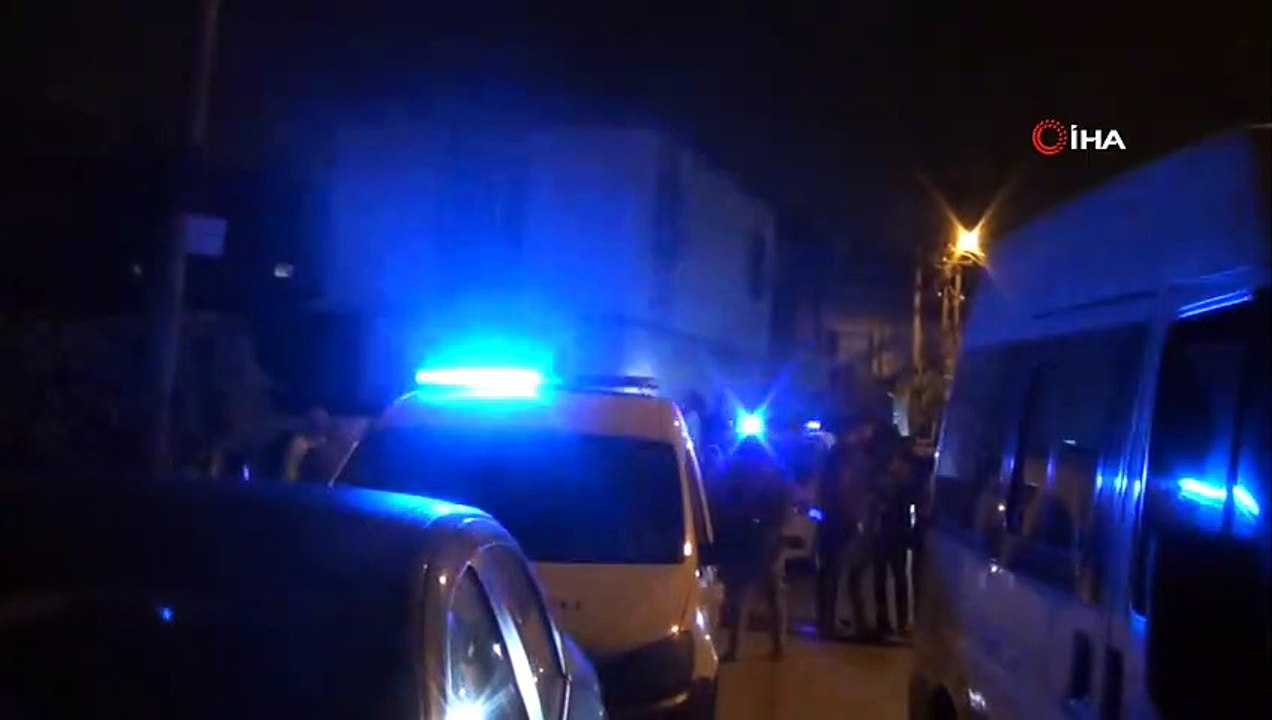İşten eve dönen adam, karısını yatak odasında boğazından bıçaklanmış halde ölü buldu