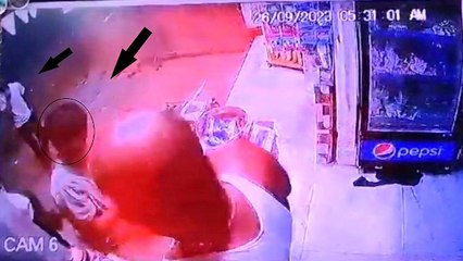 Robbery CCTV Video: पहले आंखों में झोंकी लाल मिर्च फिर खींची चेन, बदमाशों से भिड़ गया दुकान मालिक