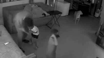 Küçük kız evdeki silahla kendisini vurdu