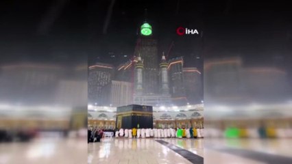 Dünyanın en büyük saat kulesine yıldırım isabet etti