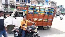 रह रह कर खुल रही आरयूआईडीपी के काम की कलई, अब सड़क में धंसा मिनी ट्रक
