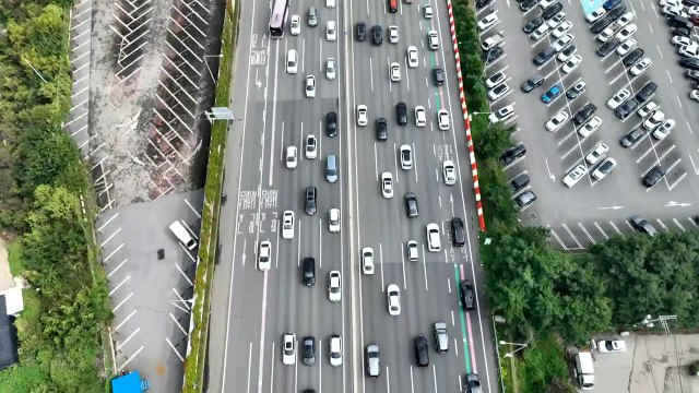 추석 연휴 첫날 터미널...고속도로 정체로 버스 연착 잇따라 / YTN