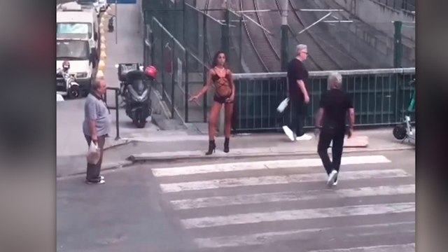 Giydiği kıyafetlerle gündem olan Melisa Aydınalp yaya geçidinde ‘vitrin mankeni’ gibi dururken görüntülendi