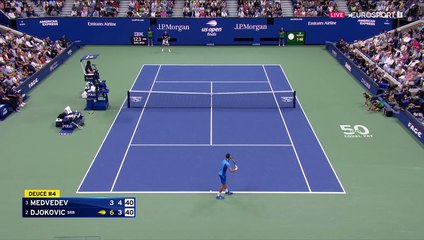 Triple récital au filet : La main divine de Djokovic pour sauver son service dans le 2e set