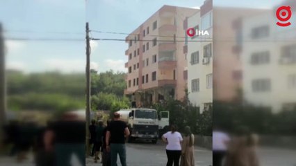 Meraklı vatandaşların bina çöktüğü esnada yaşadıkları panik kamerada