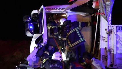 Le chauffeur du camion coincé dans l'accident de Burdur a été secouru par les pompiers.