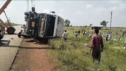 Скачать видео: पेट्रोल पंप के पास पलटा पाम ऑयल से भरा टैंकर