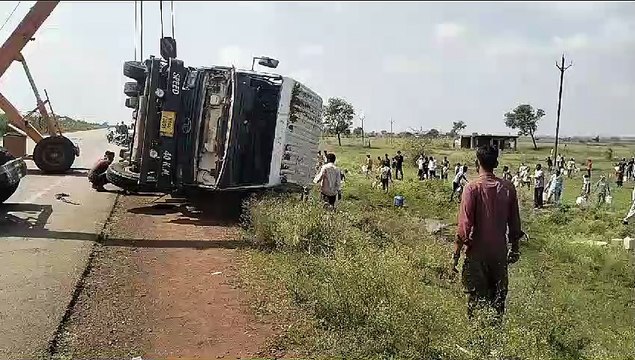 पेट्रोल पंप के पास पलटा पाम ऑयल से भरा टैंकर