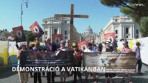 Zéró toleranciát várnak Ferenc pápától a Vatikánban demonstrálók