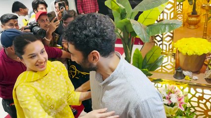 Aditya Roy Kapur, Shraddha Kapoor share a warm hug at Ganpati darshan