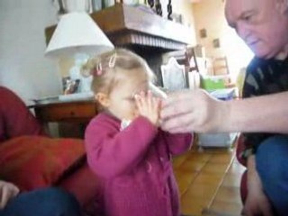 Maya boit comme les grands!