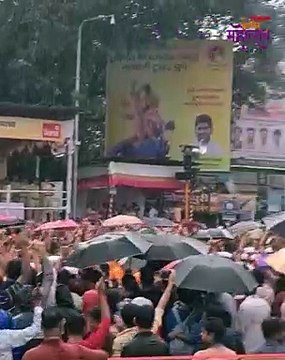 जोरदार पाऊस असुनही गणपती विसर्जन मिरवणुकीत क्षणाचीही विश्रांती नाही, पाहा व्हिडिओ