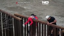 Dezenas de migrantes tentam passar muro entre México e EUA