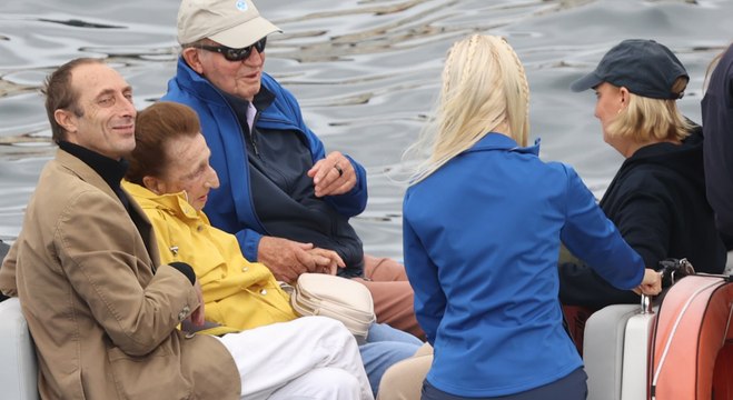El rey Juan Carlos navega con la infanta Margarita y sus sobrinos María y Alfonso Zurita